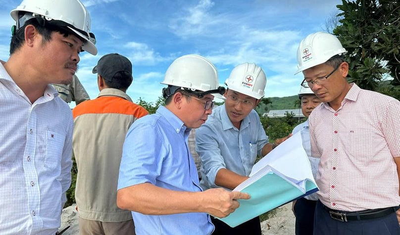 EVNNPT CEO Pham Le Phu and the working delegation listen to the progress report at the site. Photo courtesy of EVNNPT.