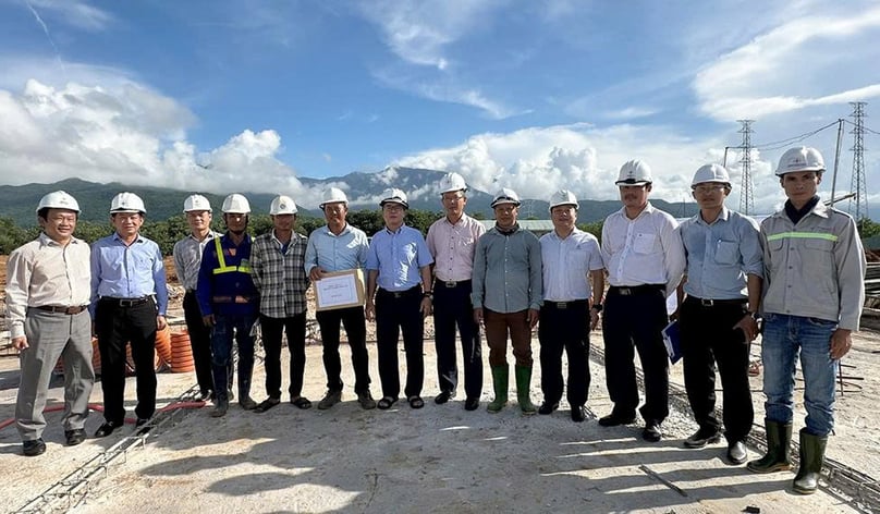 EVNNPT CEO Pham Le Phu and the working delegation present gifts to teams working on the project. Photo courtesy of EVNNPT.