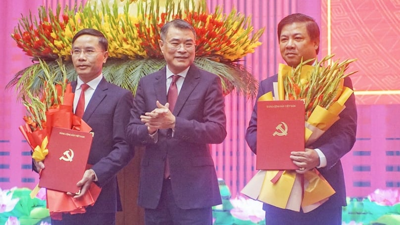 Le Minh Hung, a Politburo member and head of the Central Party Committee's Organization Commission (middle), presents the appointment decisions to Luong Nguyen Minh Triet (right) and Pham Duc An (left), September 6, 2025. Photo by Xuan Son.