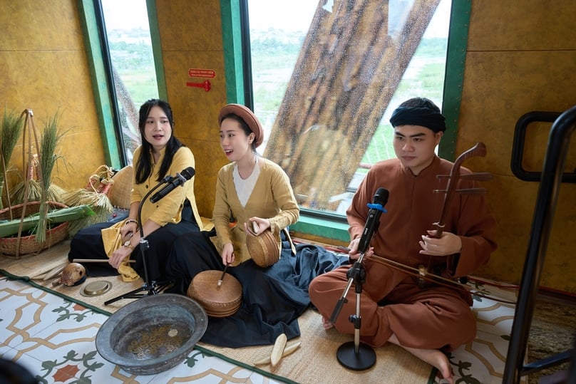 Tourists can enjoy traditional performances on the train. Photo courtesy of Vietnam Railways.