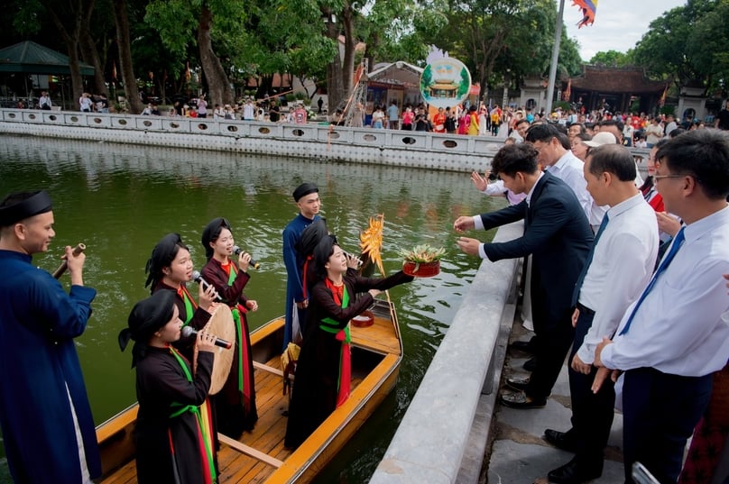 Tourists enjoy Quan Ho folk songs, interact directly with Lien Anh and Lien Chi singers. Photo courtesy of Vietnam Railways.