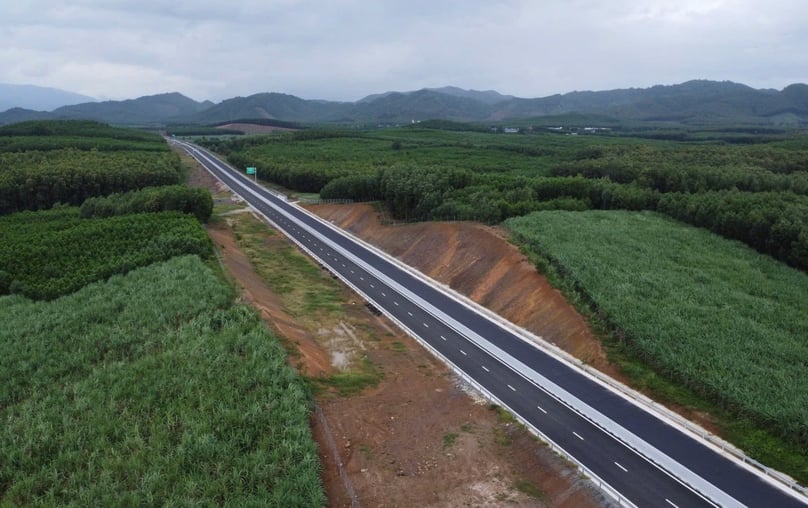 Van Phong–Nha Trang Expressway, part of the the eastern section of the North-South Expressway. Photo courtesy of Khanh Hoa newspapwer.