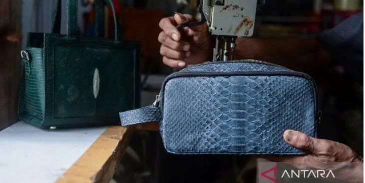 A craftsman finishes making a bag from snake skin at Khyang Leather, Cisoka, Tangerang Regency, Banten. The IEU-CEPA opens up new trade and investment opportunities for both the EU and Indonesia. Photo courtesy of Antara.