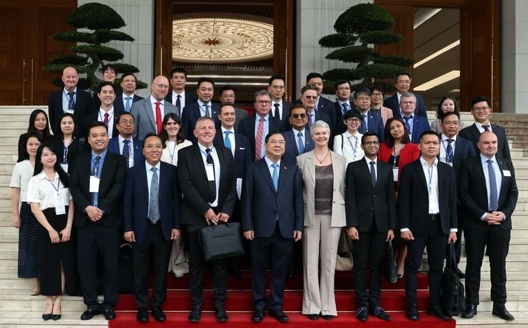Vietnam's standing Deputy Prime Minister Pham Gia Tuc and delegates attending the working session, Hanoi, June 9, 2026. Photo courtesy of the government's news portal.