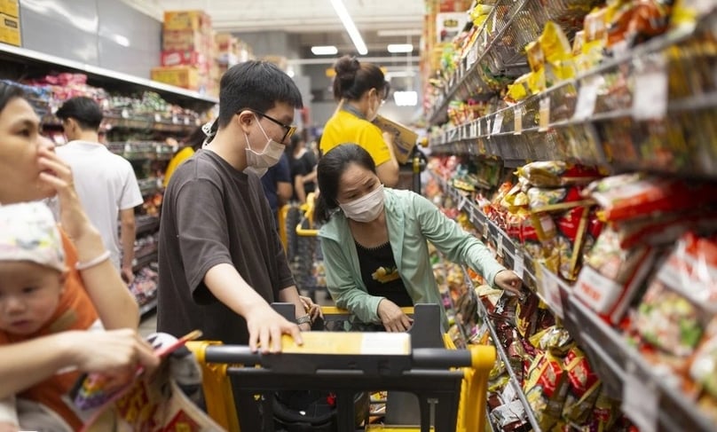 Vietnamese consumers at a supermaket. Photo courtsey of Znews.