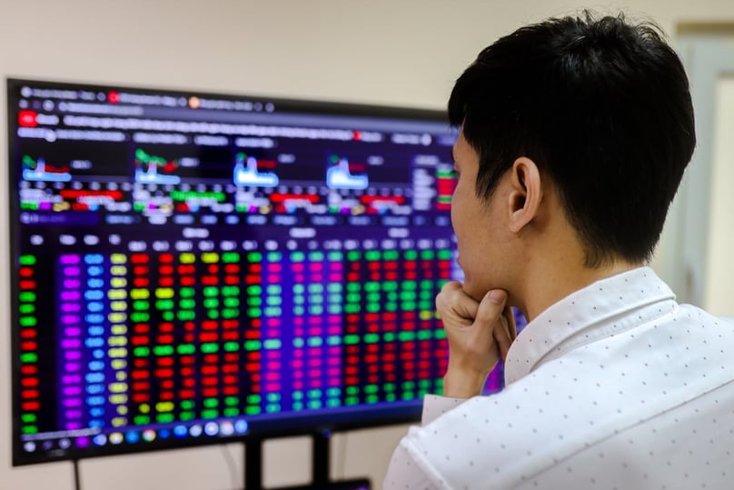 An investor tracks Vietnamese stocks' prices. Photo by The Investor/Trong Hieu.