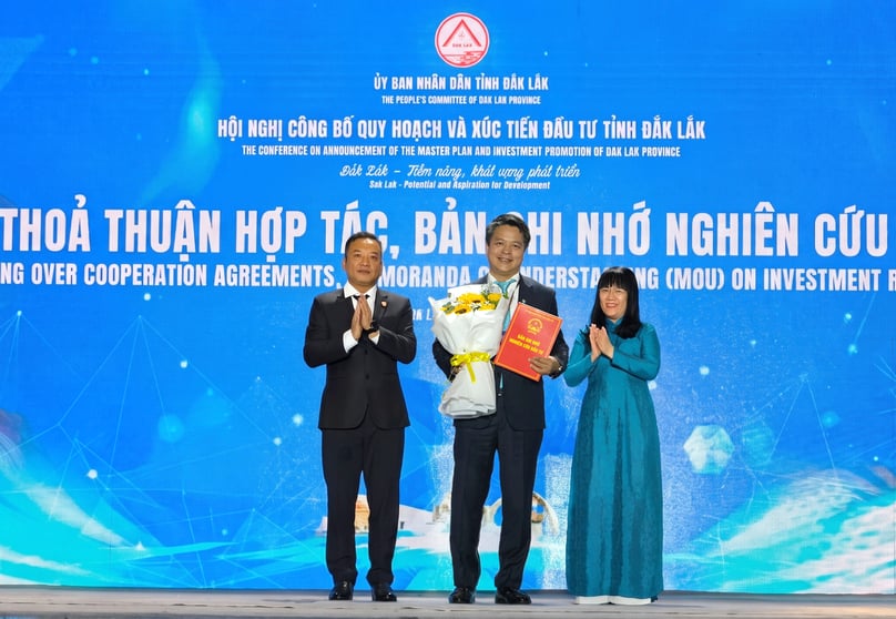 Vu An, deputy general director of PVFCCo, receives the MoU on investment research cooperation from the Dak Lak Provincial People's Committee at the signing ceremony.