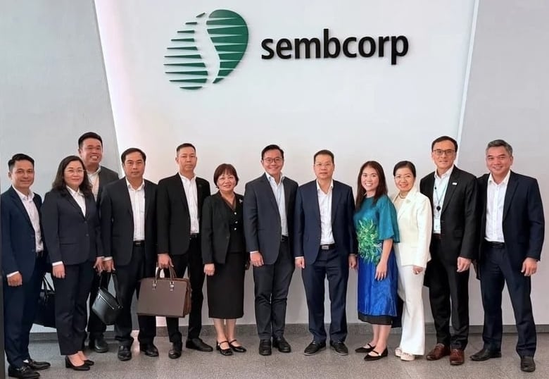 Danang officials and Sembcorp Industries representatives in Singapore. Photo courtesy of the city administration.