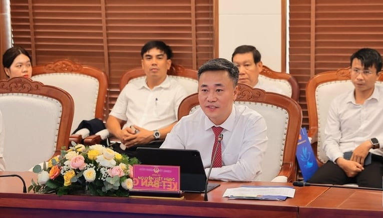 Nguyen Viet Hung, deputy Party chief of Khanh Hoa and Chairman of the provincial People's Committee, speaks at the ceremony.