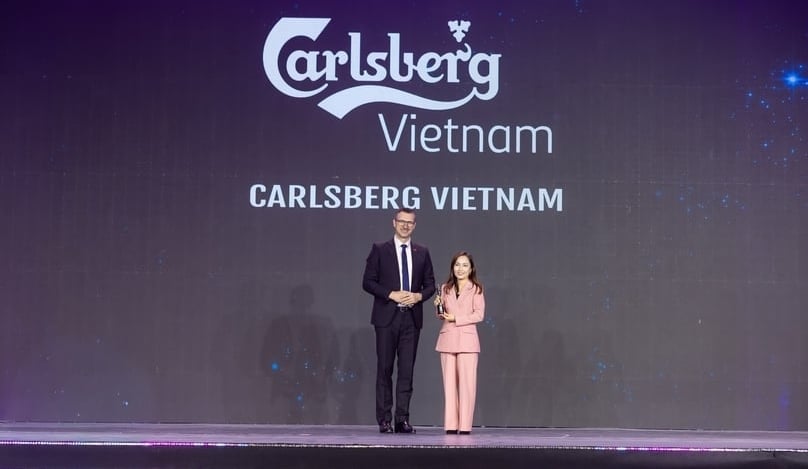 Carlsberg Vietnam was recognized as one of HR Asia's Best Companies to Work for in Asia 2026 for the fourth consecutive year, while also receiving the HR Asia Diversity, Equity & Inclusion Awards 2026. In the photo, on the right is Dang Tran Ngoc Ngan, senior director, People & Culture at Carlsberg Vietnam.