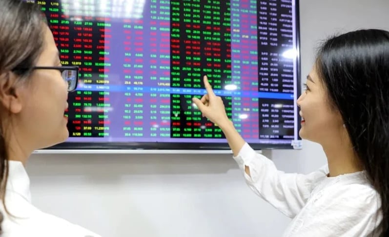 Investors watch Vietnamese stock prices. Photo by The Investor/Trong Hieu.