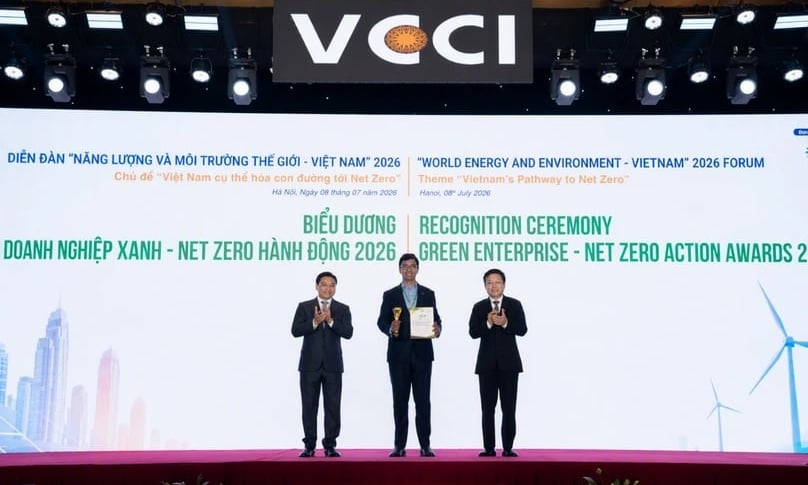 Representing Techcombank, Prasenjit Chakravarti, head of strategy and transformation, receives the Top 10 Net Zero Companies 2026 award. Photo courtesy of the bank.