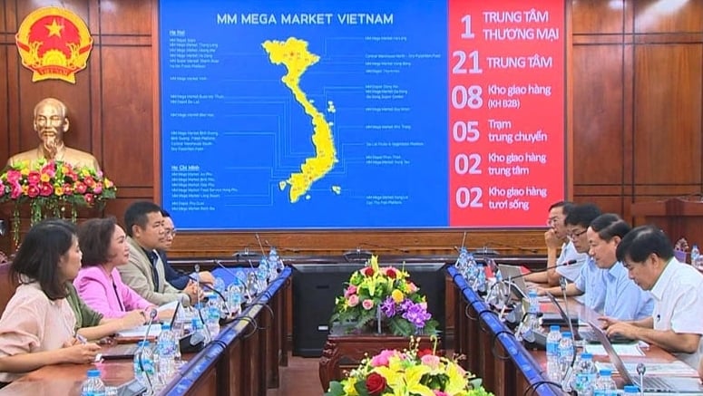 Gia Lai officials and representatives of MM Mega Market Vietnam discuss the shopping mall and supermarket project in the province on July 10, 2026. Photo courtesy of Dau Tu (Investment) newspaper.
