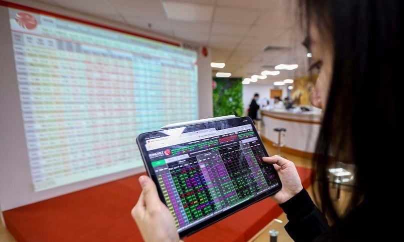 An investor watches Vietnamese stock prices. Photo by The Investor/Thuy Yen.