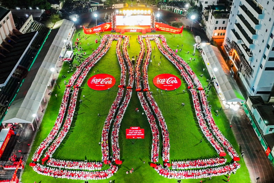 Coca-Cola Vietnam sets record of ‘Vietnamese Tet table with the largest number of participating families in the world’