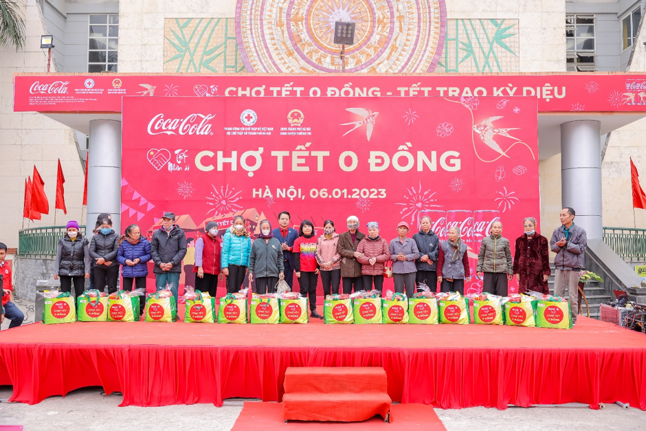 Coca-Cola Vietnam sets record of ‘Vietnamese Tet table with the largest number of participating families in the world’ 2