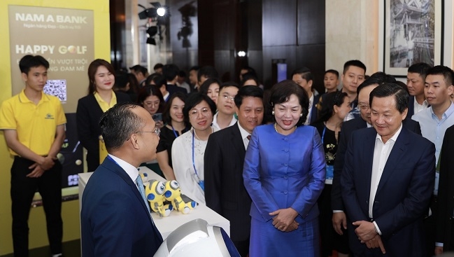 Khách hàng trải nghiệm nhiều tiện ích tại hệ sinh thái ngân hàng số Nam A Bank