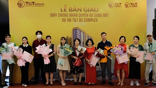 Cư dân T&T DC Complex nhận bàn giao giấy chứng nhận quyền sử dụng đất