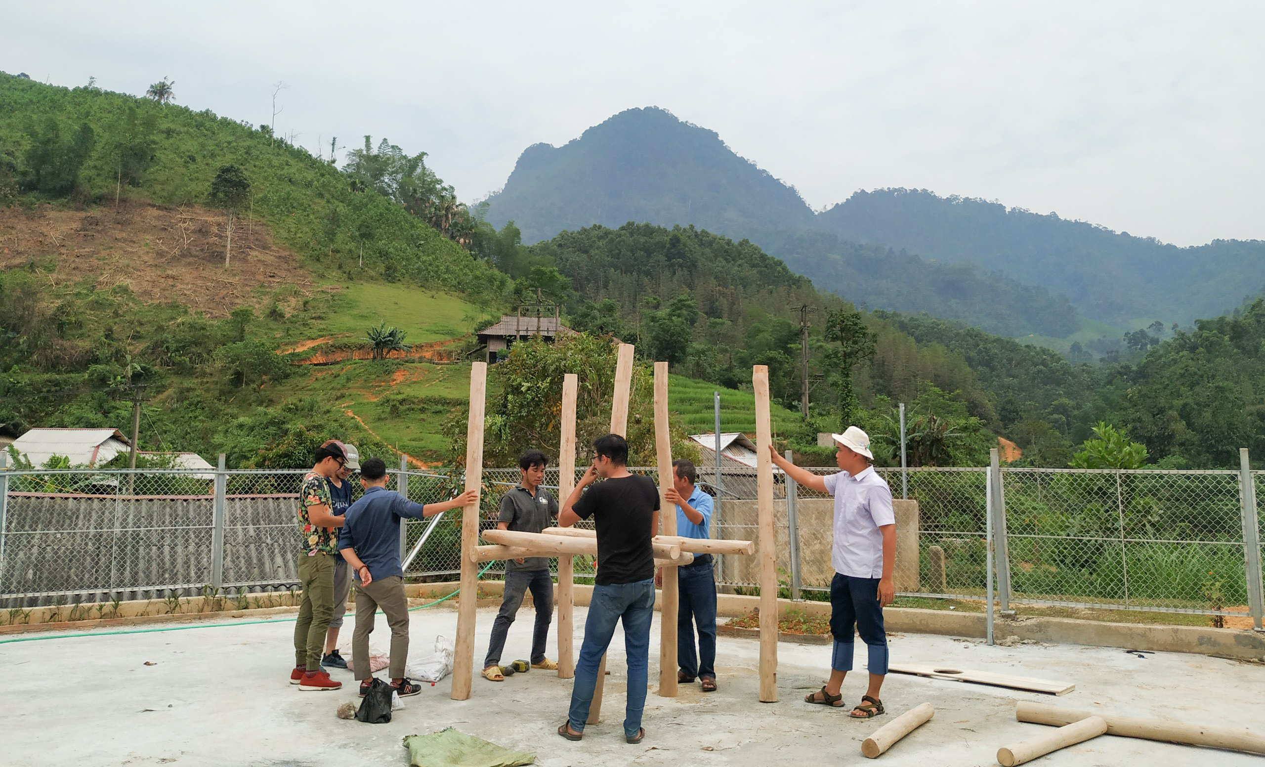Ông Dũng cho hay, phải tới khi điểm trường mầm non Yên Bình được khánh thành, những ý tưởng trước đây mới thực sự “có đất dụng võ”. Luôn đề cao tinh thần trách nhiệm xã hội dưới vai trò là một công ty tư vấn thiết kế, kiến trúc hàng đầu, CUBIC Architects đã nhanh chóng khảo sát, thiết kế, lựa chọn vật liệu, cũng như đưa ra các phương án phù hợp cho mô hình sân chơi này.