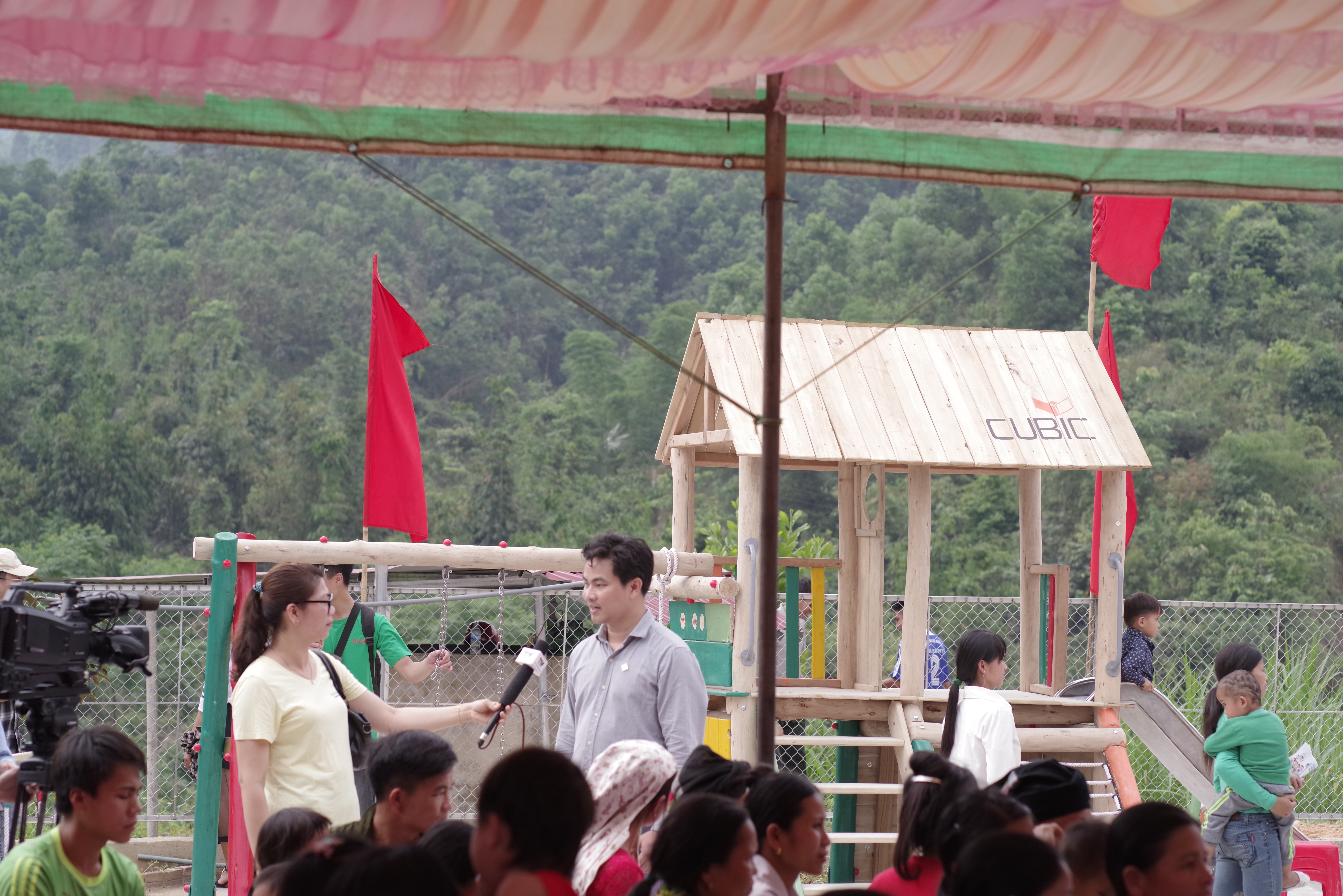“Với 15 năm kinh nghiệm trong ngành, tham gia tư vấn thiết kế nhiều tổ hợp, công trình, chúng tôi tin rằng, không gian sinh hoạt cộng đồng, vui chơi chung luôn là hạng mục cần được ưu tiên, nghiên cứu tỉ mỉ và có tầm quan trọng với bất kì công trình nào. Đặc biệt là tại các vùng cao, vùng xa, nhu cầu này lại càng cấp thiết”, nhà Đồng sáng lập CUBIC Architects nhấn mạnh.
