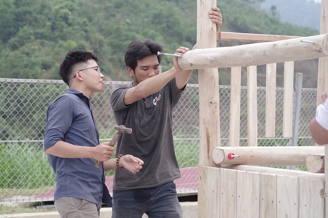 Được biết, phương án mà ông Dũng và các cộng sự chọn lựa là tạo ra một sân chơi sử dụng vật liệu tái chế như: lốp xe, tre, nứa, các vật liệu cơ bản khác… phù hợp với tính chất, vị trí, cũng như đặc điểm của trường mầm non. Từ đó, nâng cao ý thức cộng đồng, tinh thần, trách nhiệm bảo vệ môi trường của người dân, cũng như trẻ nhỏ.