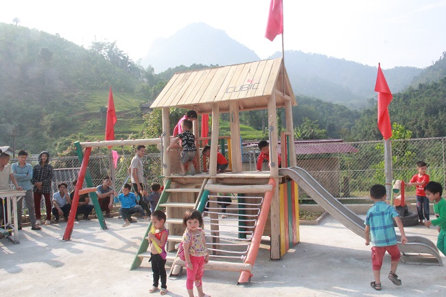 Tổng giám đốc CUBIC Architects giải thích, sở dĩ đơn vị lựa chọn các vật liệu tái chế là để người dân dễ dàng học hỏi, áp dụng và quan trọng là người dân có cơ hội đóng góp một phần công sức của mình vào quá trình hoàn thiện công trình. Với quan điểm đó, các kiến trúc sư của CUBIC Architects đã bố trí trực tiếp cùng các cô giáo, bà con ở thôn tham gia lắp đặt và trang trí cùng mọi người sân chơi trước khi bàn giao. Theo ông, mô hình sân chơi càng đơn giản, cơ bản, thì càng dễ được nhân rộng. Xa hơn, vị lãnh đạo này muốn hướng tới mục tiêu đầu tư tránh lãng phí, được rút kinh nghiệm từ nhiều hoạt động tài trợ, thiện nguyện khác.