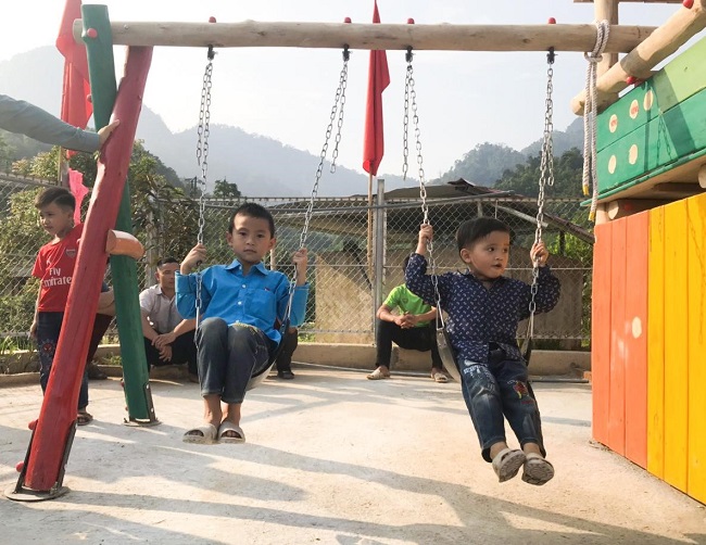 “Chúng tôi định hướng việc tài trợ của loại hình sân chơi này là mang đến cho người dân những điều thực sự cần thiết, với ý nghĩa sẻ chia, chung tay góp sức. Đặc biệt, trong mọi hoạt động, từ tư vấn, thi công, lắp đặt cho đến hoàn thiện sân chơi, chúng tôi đều có sự tham gia đồng hành của người dân là những người thụ hưởng công trình sau này, để làm sao gắn kết được người dân với công trình đó. Như vậy, công trình mới mang tính bền vững, lâu dài – điều mà dù nhiều tiền đến mấy cũng chưa chắc mua được”, ông Dũng kết luận.