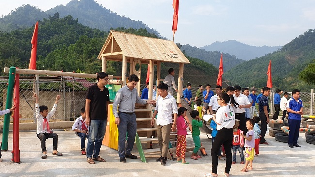 Bên cạnh cơ sở vật chất khang trang, điểm nhấn của trường mầm non Yên Bình còn là khu vực sân chơi đã được làm mới, thiết kế phù hợp, có thiết bị đồ dùng, đồ chơi ngoài trời, tạo cơ hội cho con trẻ được tiếp cận, khám phá, học tập như bao bạn bè cùng trang lứa.