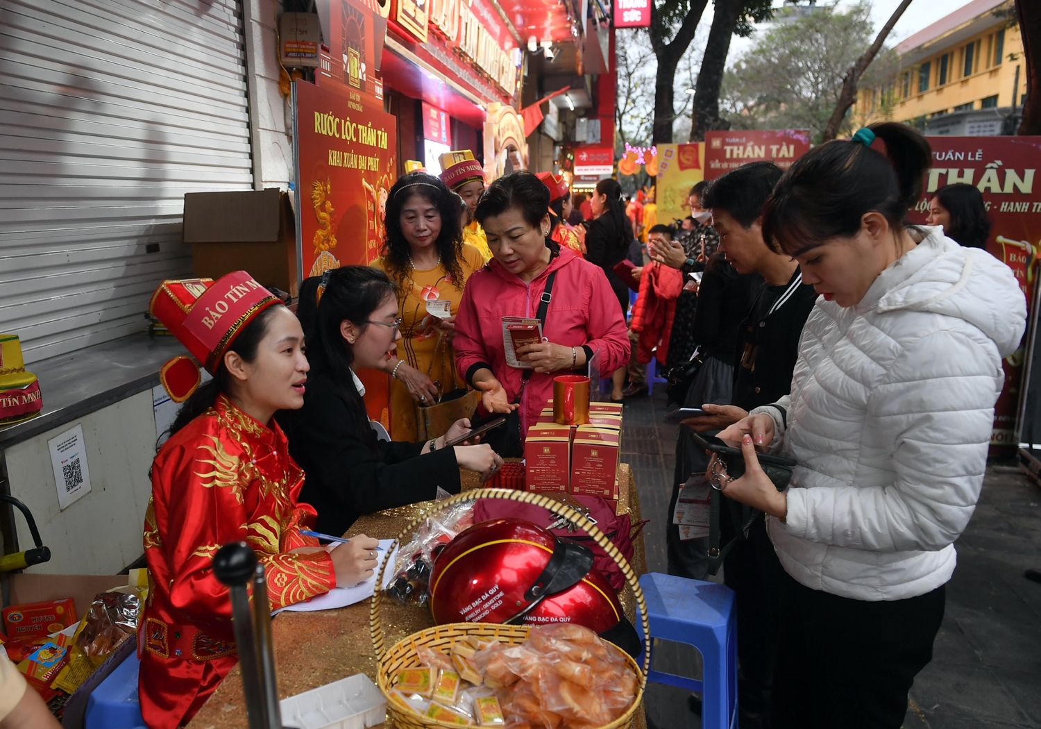 Người dân xếp hàng mua vàng từ sáng sớm trong ngày vía thần tài. 2