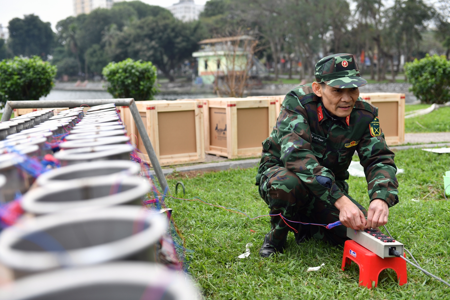 Trận địa pháo hoa đêm giao thừa tại Hà Nội. 8