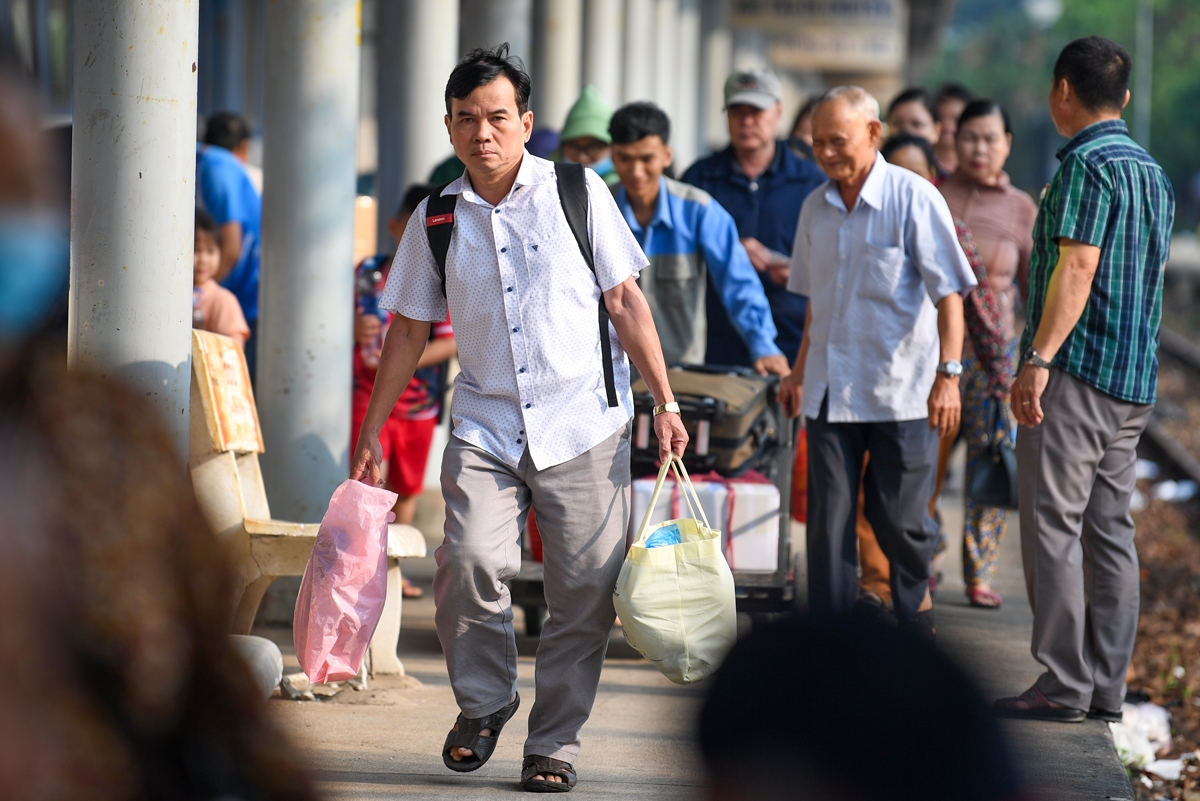 Chuyển tải gần 30.000 hành khách đi tàu do sự cố sạt lở hầm Bãi Gió.  1