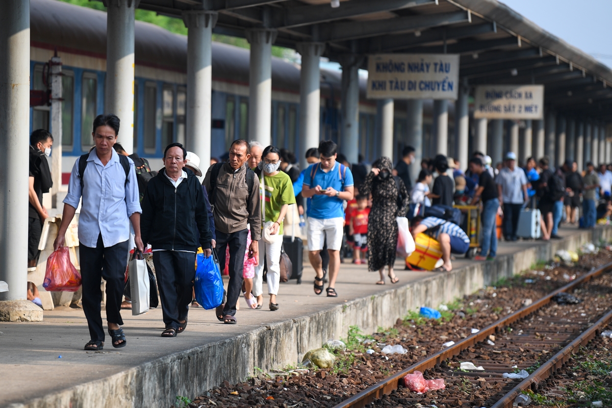 Chuyển tải gần 30.000 hành khách đi tàu do sự cố sạt lở hầm Bãi Gió.  2