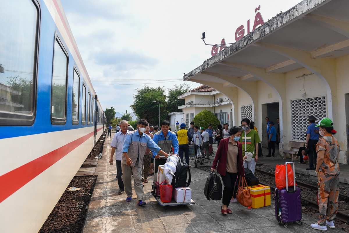 Chuyển tải gần 30.000 hành khách đi tàu do sự cố sạt lở hầm Bãi Gió.  7