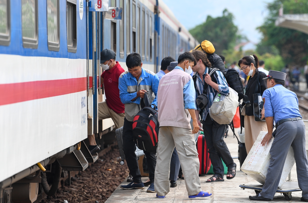 Chuyển tải gần 30.000 hành khách đi tàu do sự cố sạt lở hầm Bãi Gió.  12