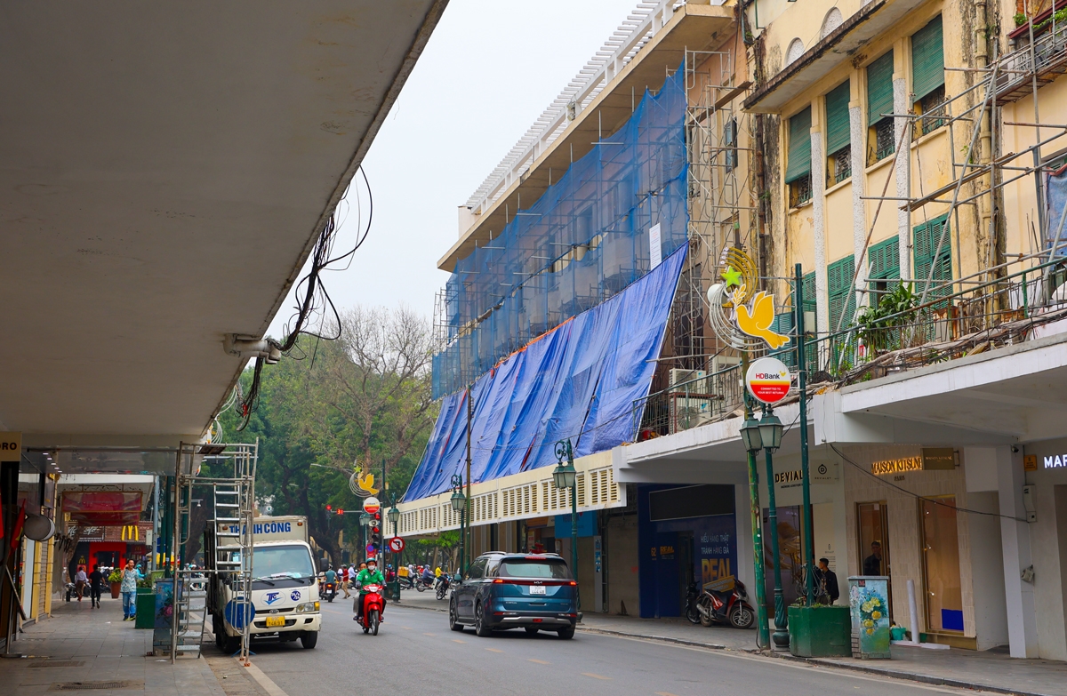 Chỉnh trang, cải tạo mặt tiền nhà dân trên phố Tràng Tiền, Hà Nội. 12
