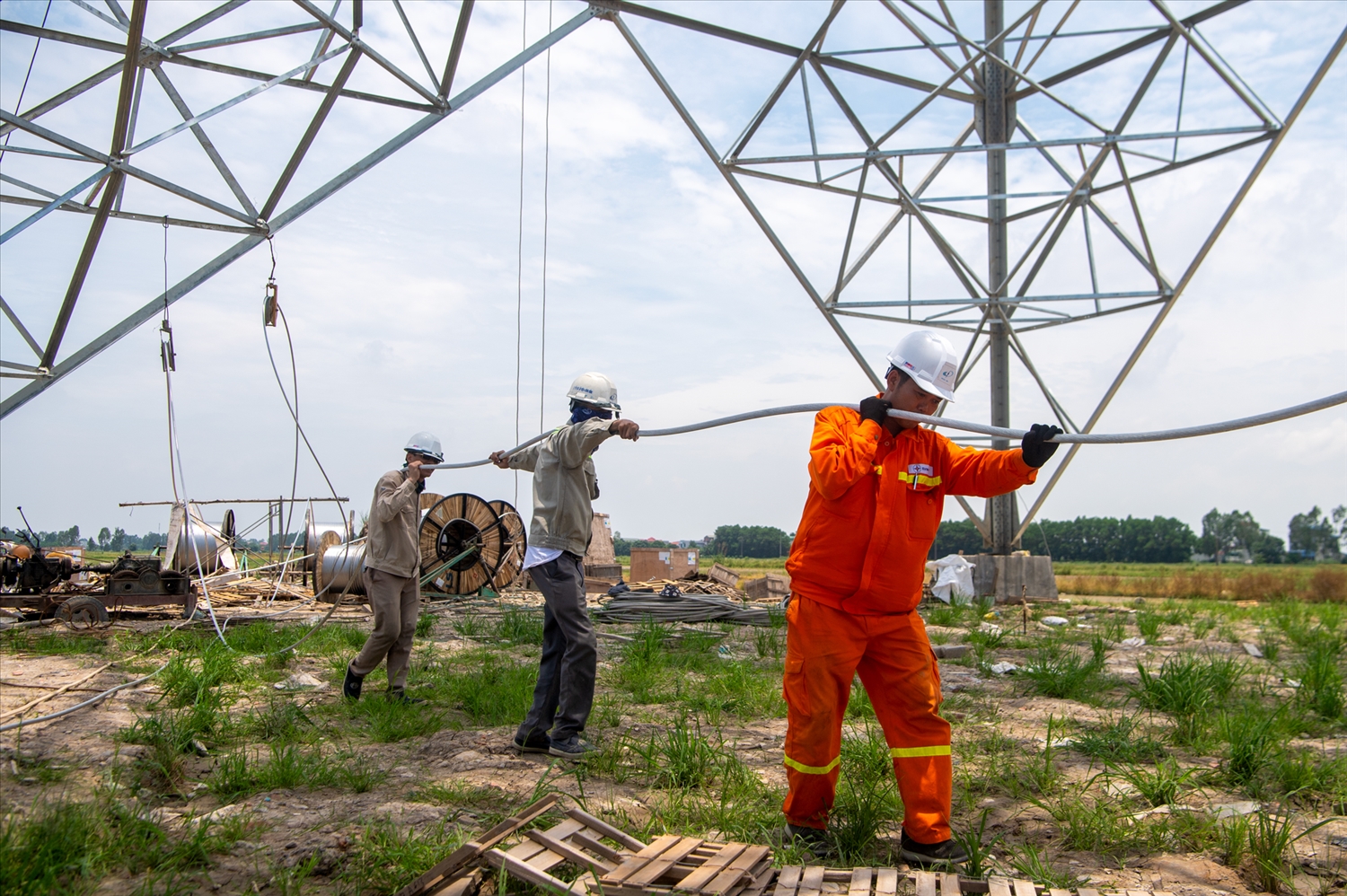 Đội nắng nóng thi công trên những công trình xây dựng đường dây 500KV mạch 3. 2