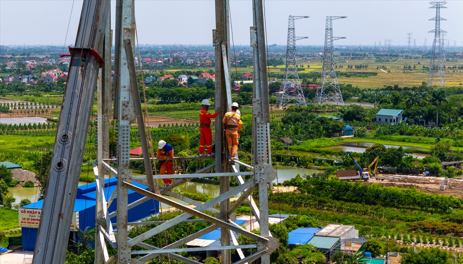 Đội nắng nóng thi công trên những công trình xây dựng đường dây 500KV mạch 3. 3