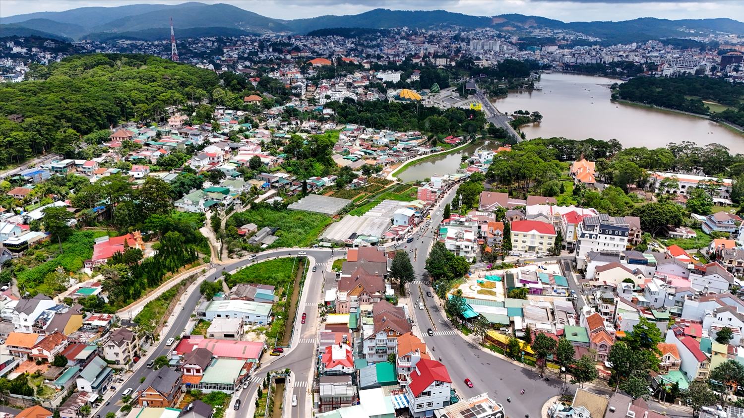 Trung tâm Đà Lạt kín đặc nhà cửa, địa danh du lịch lọt thỏm trong không gian bê tông hoá.