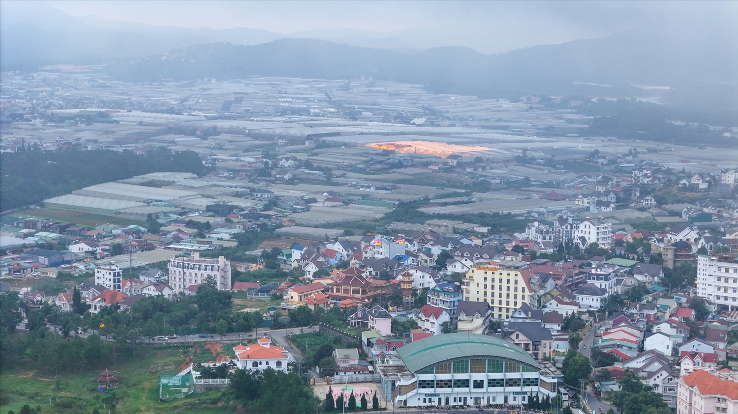 Trung tâm Đà Lạt kín đặc nhà cửa, địa danh du lịch lọt thỏm trong không gian bê tông hoá. 9