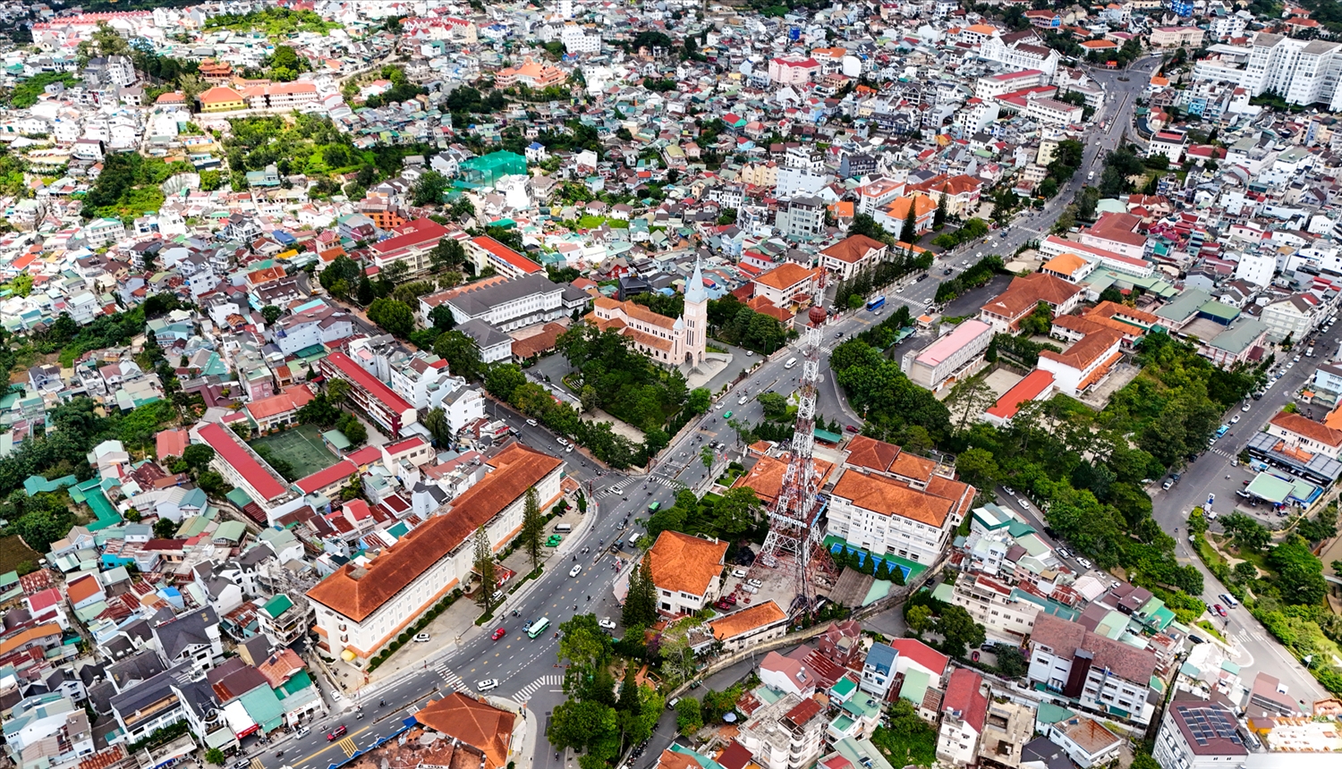 Trung tâm Đà Lạt kín đặc nhà cửa, địa danh du lịch lọt thỏm trong không gian bê tông hoá. 5