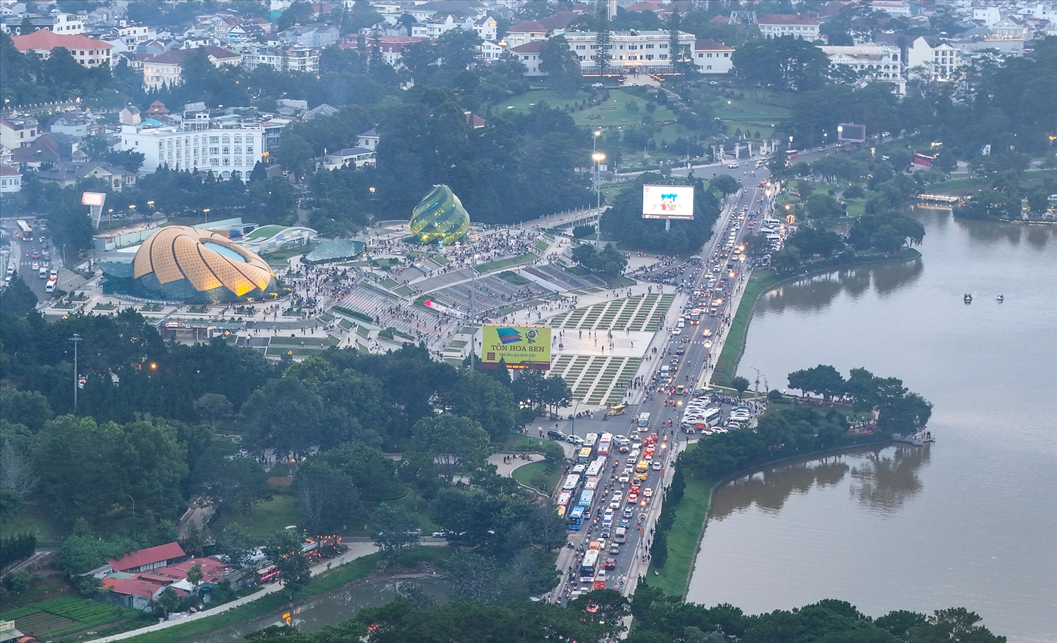 Trung tâm Đà Lạt kín đặc nhà cửa, địa danh du lịch lọt thỏm trong không gian bê tông hoá. 6