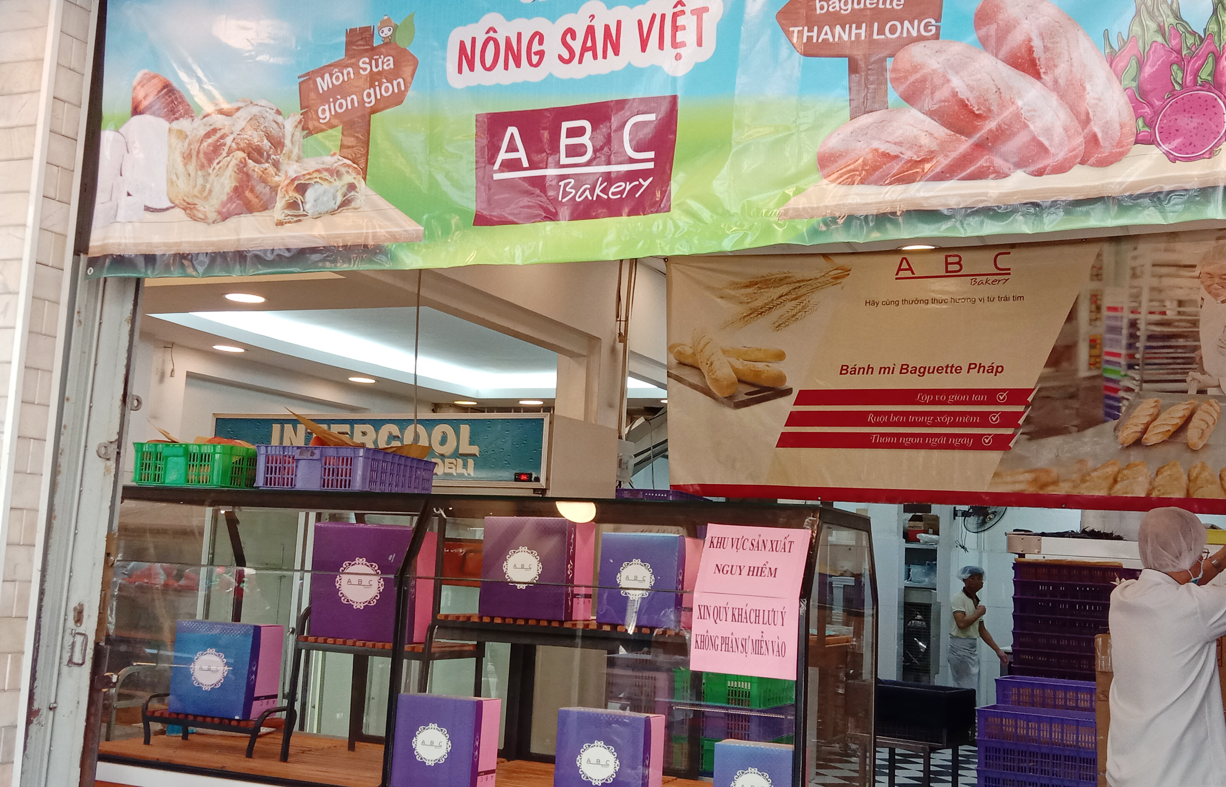 Xếp hàng dài mua bánh mì thanh long nhân sầu riêng 6 Ri 6