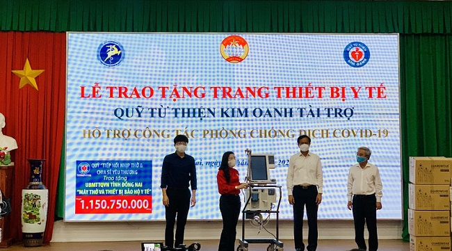 Quỹ từ thiện Kim Oanh tặng ngành y tế Đồng Nai 5 máy thở và vật tư y tế