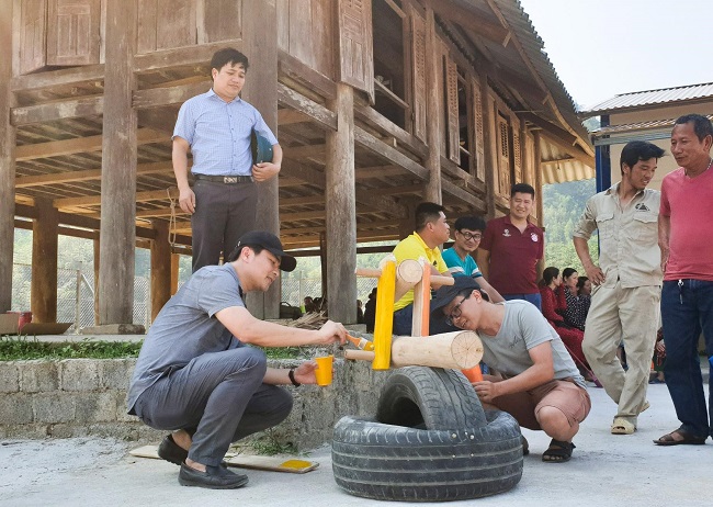 Mang sân chơi về cho trẻ em nghèo vùng sâu 1