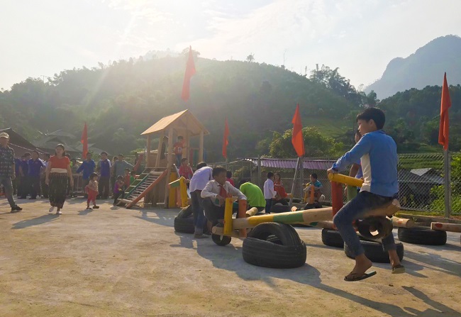 Mang sân chơi về cho trẻ em nghèo vùng sâu