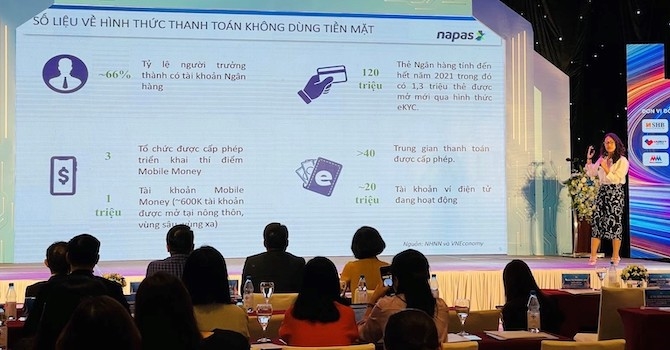 Thanh toán không tiền mặt tăng gần gấp đôi trong nửa năm