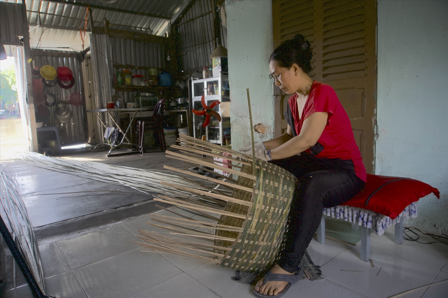 Sinh kế ven chợ nổi Đồng bằng sông Cửu Long trước nguy cơ bị ‘nhấn chìm’ 5