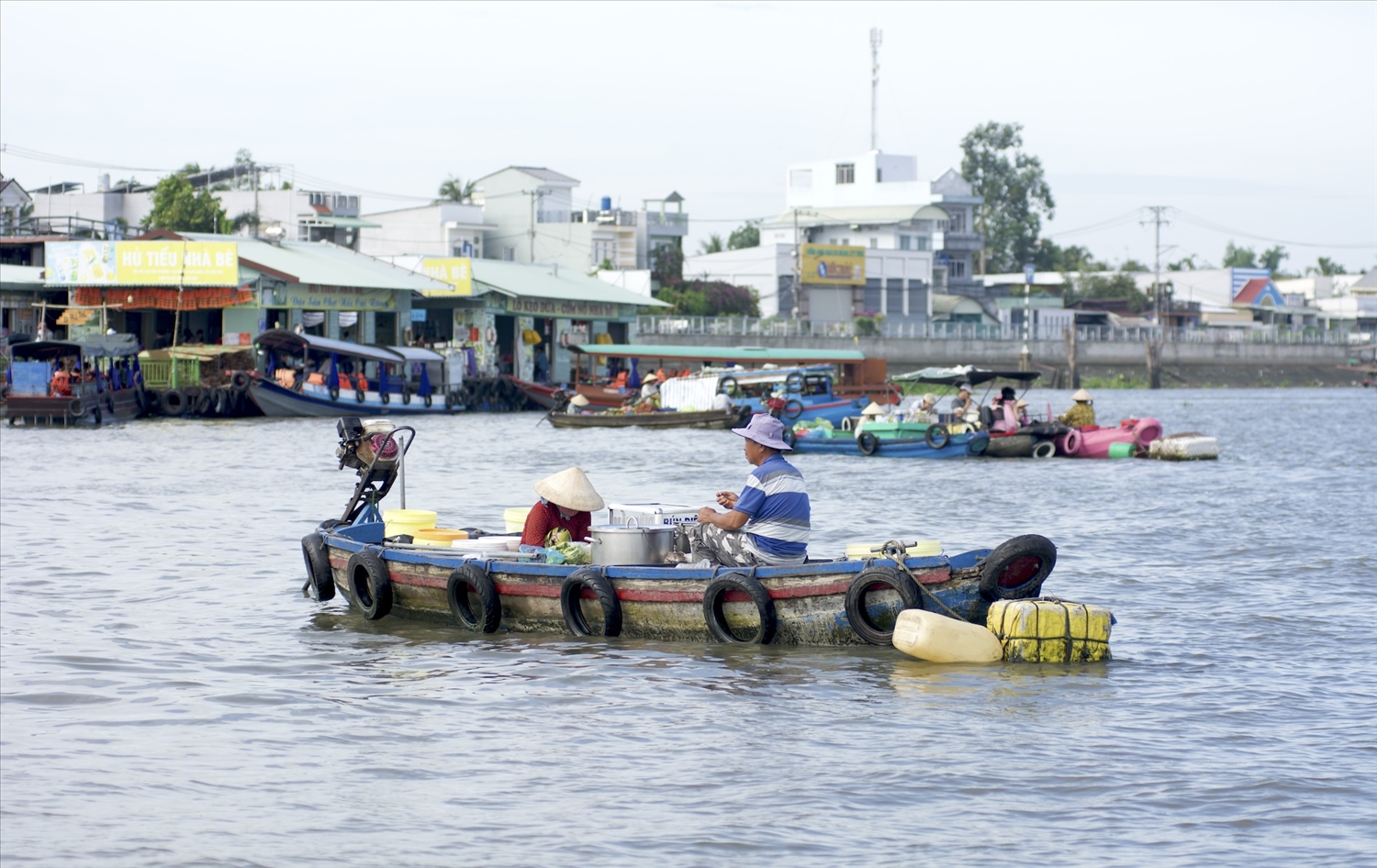 Sinh kế ven chợ nổi Đồng bằng sông Cửu Long trước nguy cơ bị ‘nhấn chìm’ 3