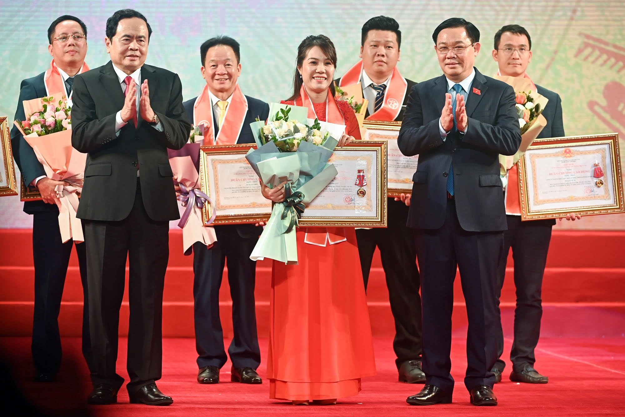 Bầu Hiển ủng hộ hơn 8 tỷ đồng tiếp sức đồng bào miền Trung vượt lũ 2