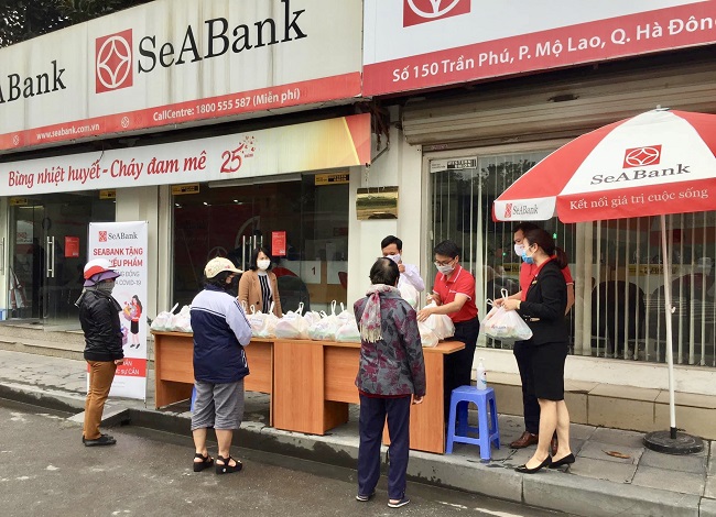 SeABank trao tặng 35,2 tấn gạo cho người nghèo trên toàn quốc